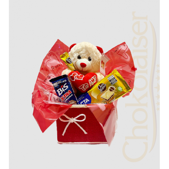 Cesta com pelúcia com coração, chocolate bis, barra de chocolate, trufas