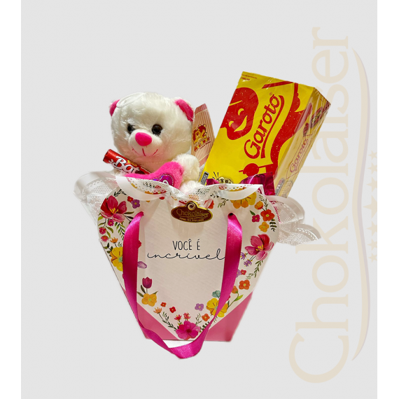 Cesta com mini pelúcia, baton e caixa de chocolate garoto