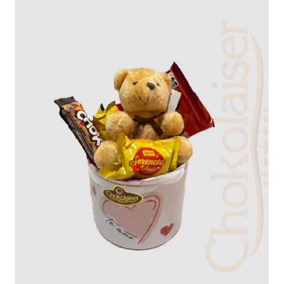 Cesta com mini pelúcia, chocolate talento, baton, trufas