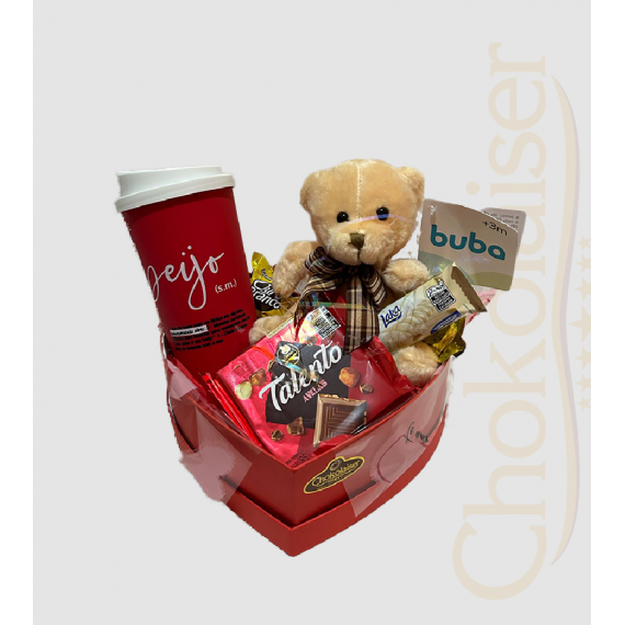 cesta com mini pelúcia, copo de água vermelho  e chocolates