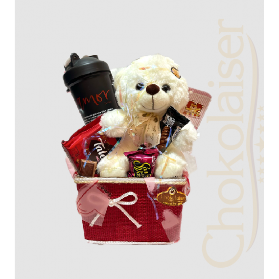 Cesta com mini pelúcia, chocolates e uma squeeze de plástico