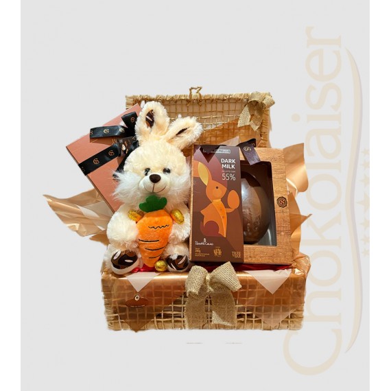Cesta com coelhinho de pelúcia, chocolate da cacau show, ovo de páscoa