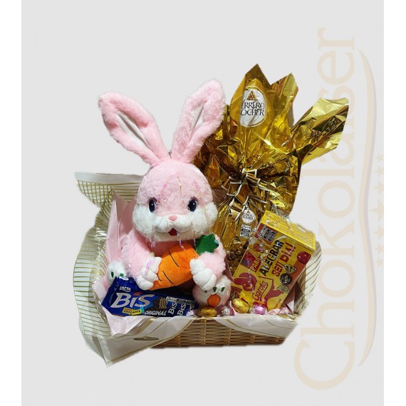 Cesta com coelhinho de pelúcia, ovo de páscoa embalagem azul, bis, caixa de chocolate garoto