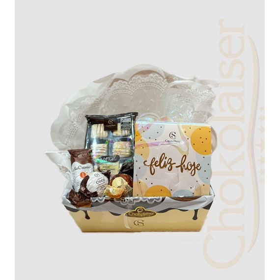 Cesta com caixa de chocolates da cacau, trufas, e cubo de bombons cacau show