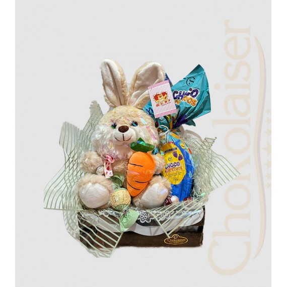 Cesta com coelhinho de pelúcia com cenoura de pelúcia, ovo de páscoa e trufas