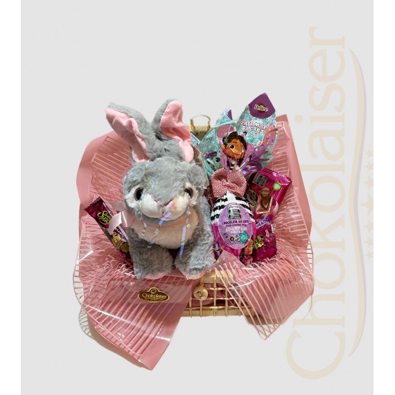 Cesta com  coelhinho de pelúcia, ovo de páscoa, sonho de valsa, barra de chocolate