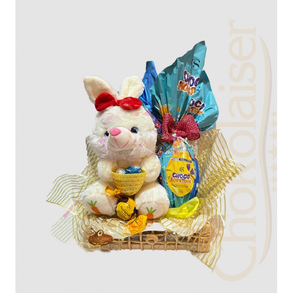 Cesta com coelhinho de pelúcia e cestinha com ovos de páscoa, ovo de páscoa e trufas