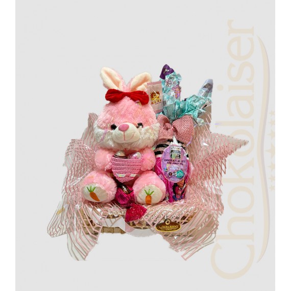 Cesta com coelhinho de pelúcia rosa e cestinha com ovos de páscoa, ovo de páscoa e trufas