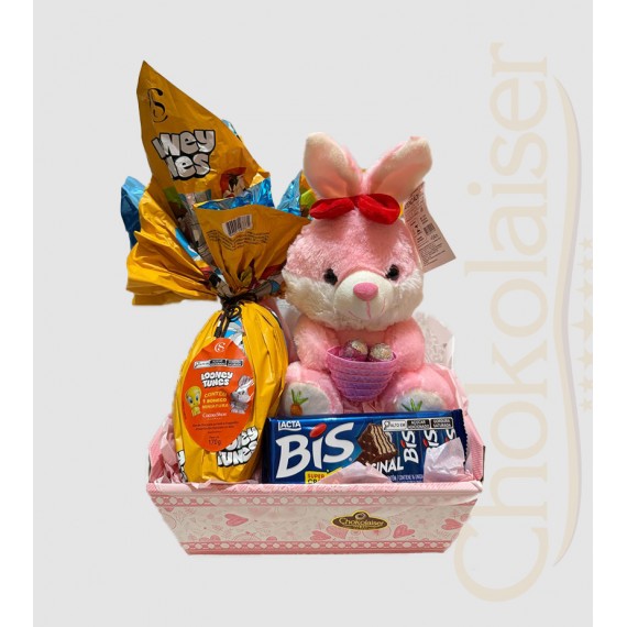 Cesta com coelhinho de pelúcia rosa, chocolate da cacau show, ovo de páscoa, bis