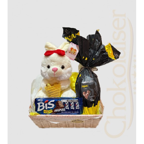Cesta com coelhinho de pelúcia, chocolate e ovo de páscoa da cacau show
