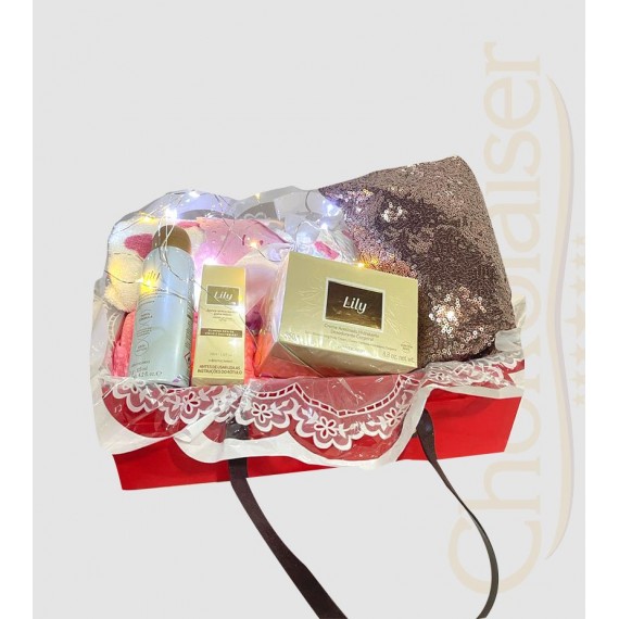 Cesta feminina, necesser de paetê, spray antisséptico, Lily desodorante, Lily creme (pote grande), Toalha de banho